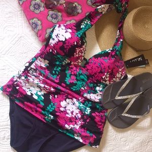 NWT vibrant floral halter tankini top